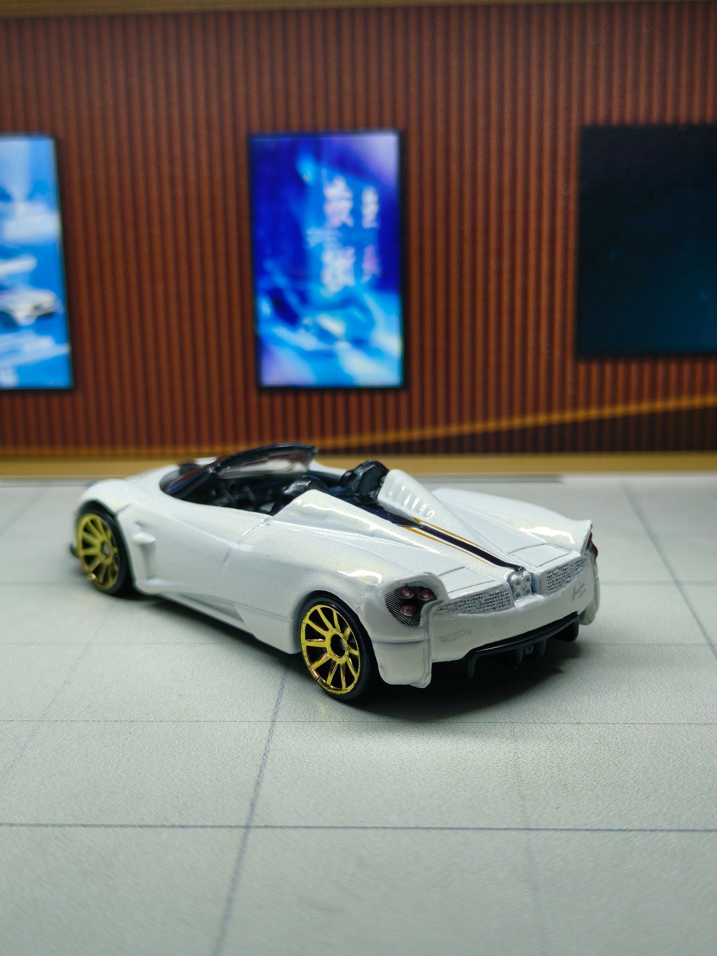 Hot wheels '17 Pagani Huayra Roadster