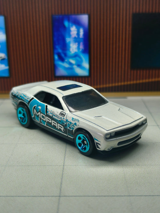 Hot wheels '08 Dodge Challenger SRT8